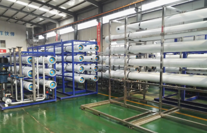 工業(yè)<a href=http://www.zhxyi.cn/fstcjssb/ target=_blank class=infotextkey>反滲透凈水設(shè)備</a>展示